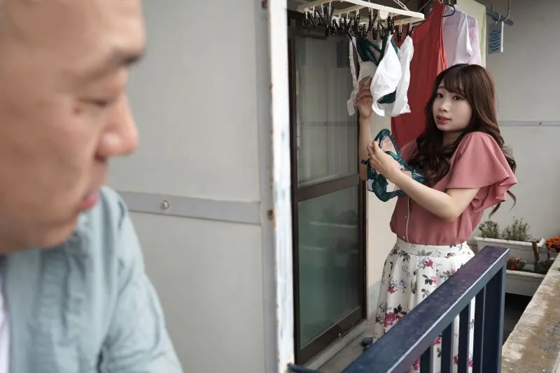 Gã nhà kề bên chuyên soi mói và cặp vợ yêu ông xã thường xuyên rên la quá to